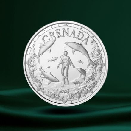 Studiobilde av EC8 Grenada Shark Diver sølvmynt, et produkt fra Scottsdale Mint i 1 oz Silver, foretrukket av kunder som vil ha lav pris på sølv.