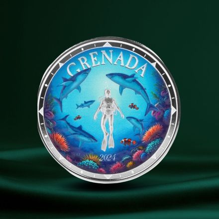 Studiobilde av EC8 Grenada Shark Diver s&oslash;lvmynt, et produkt fra Scottsdale Mint i 1 oz Silver, foretrukket av kunder som vil ha lav pris p&aring; s&oslash;lv.