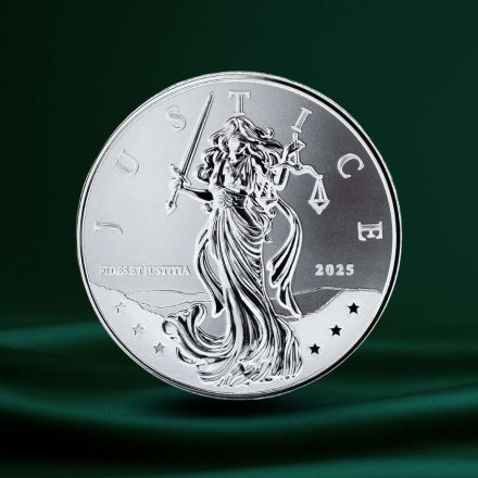 Nærbilde av Niue Lady Justice sølvmynt 1 oz, produsert av Scottsdale Mint, populær blant samlere som søker sølv og tydelig motiv.